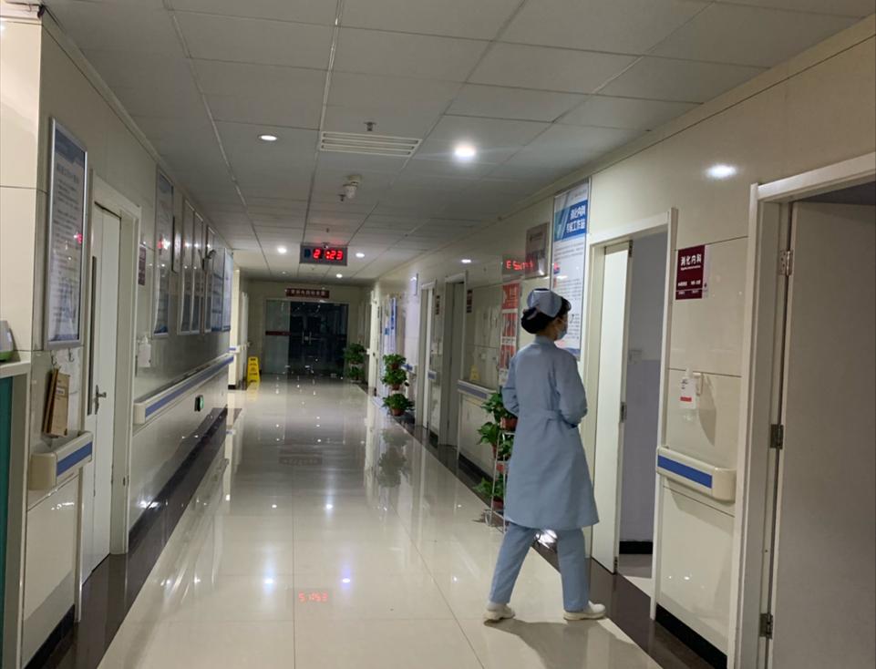医院走廊里听不清却让人揪心的对话 (医院走廊的声音)